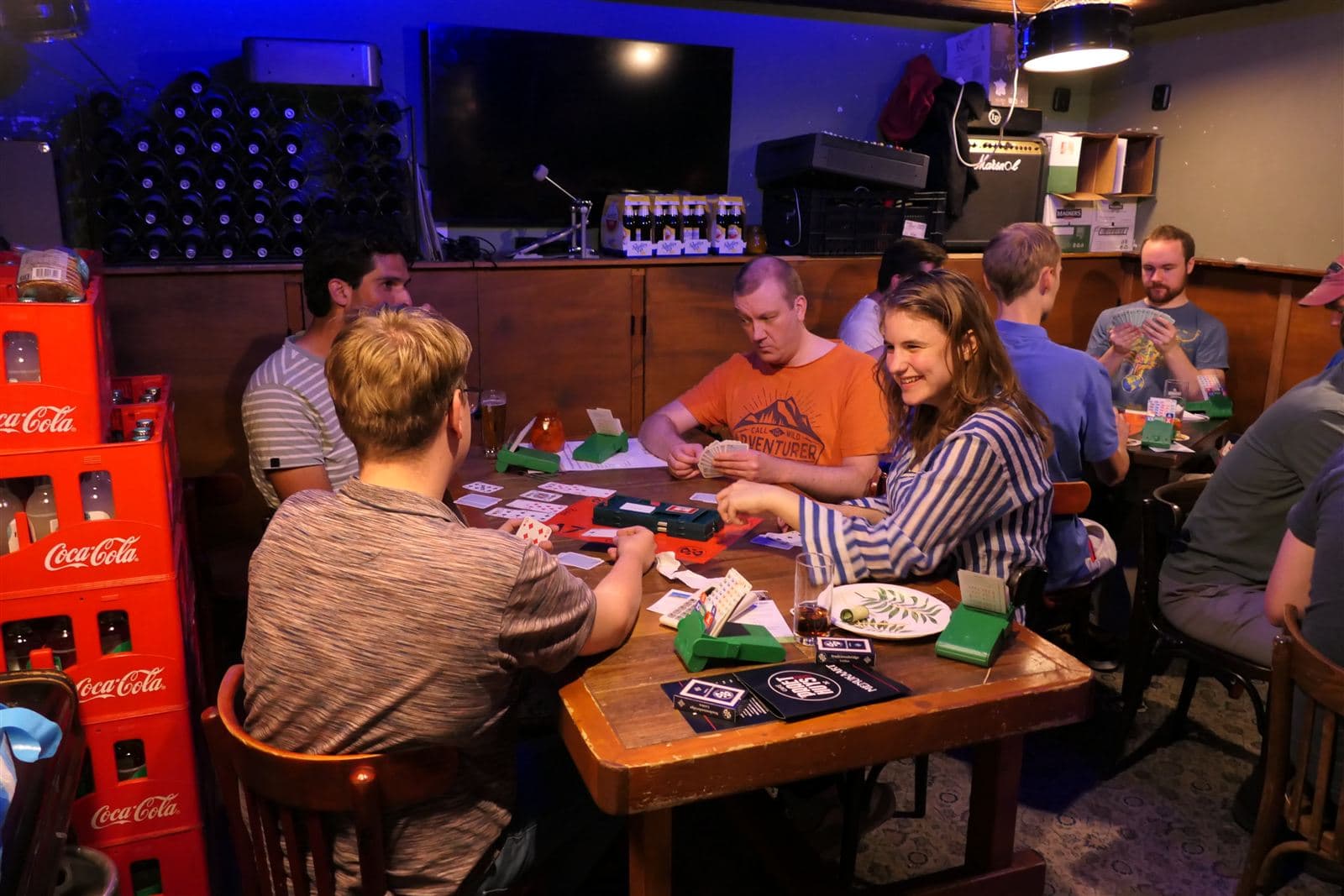 Jongeren bridgen samen aan tafel in een café